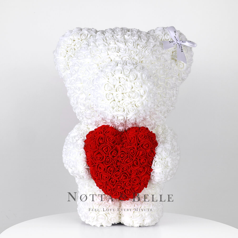 Oso de rosas blancas con un corazón rojas– 55cm