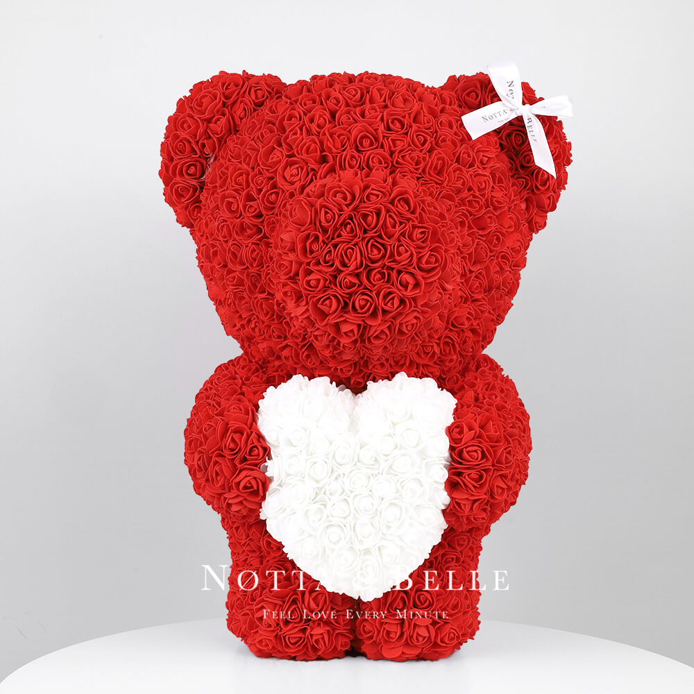 Oso de rosas rojas con un corazón blanco- 55cm