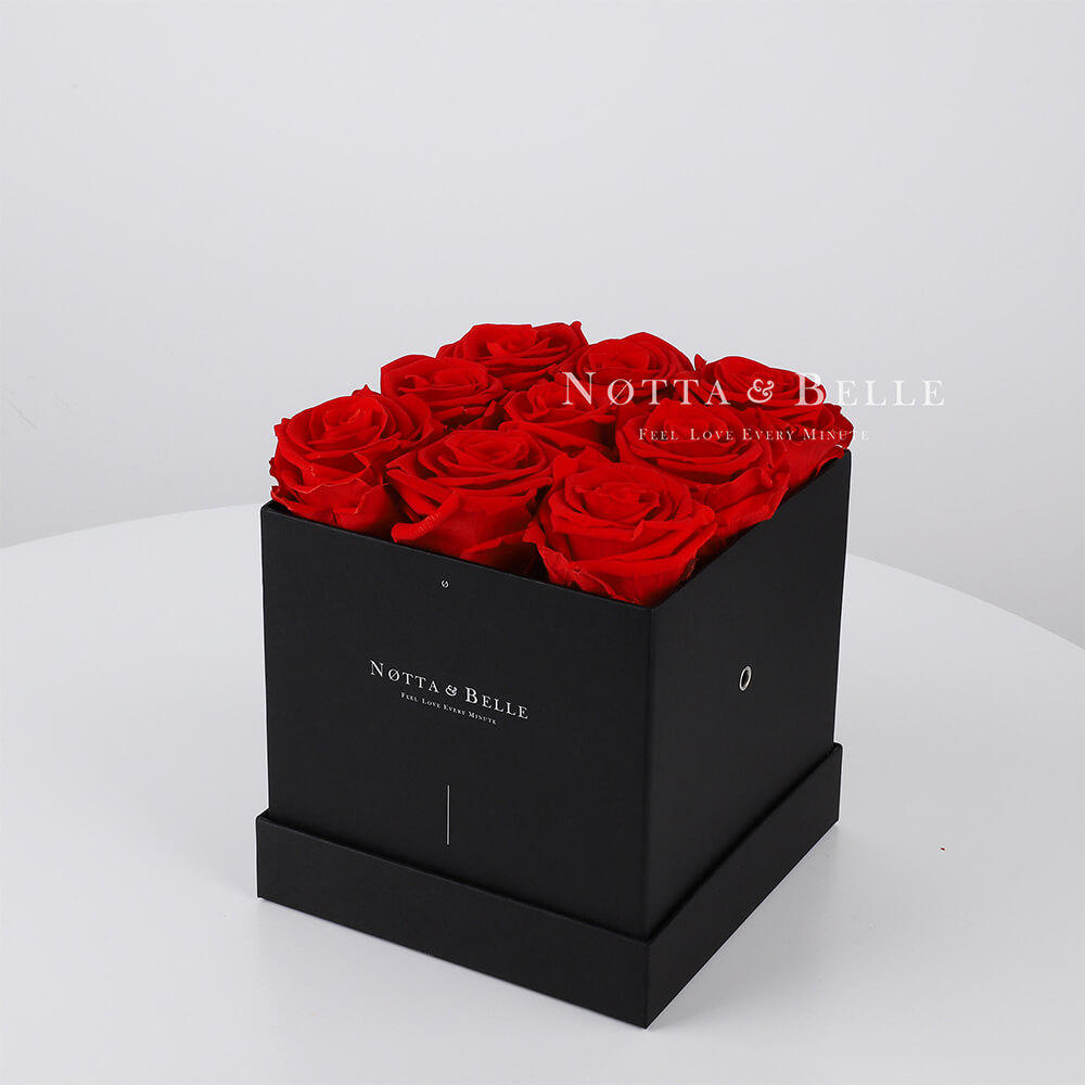 Červená kytice «Romantic» v černé krabičce - 9 ks