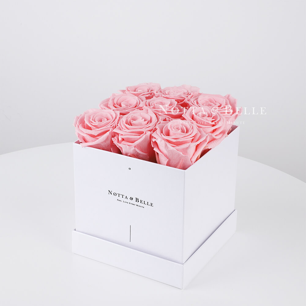 Růžová kytice «Romantic» v bílé krabičce - 9 ks