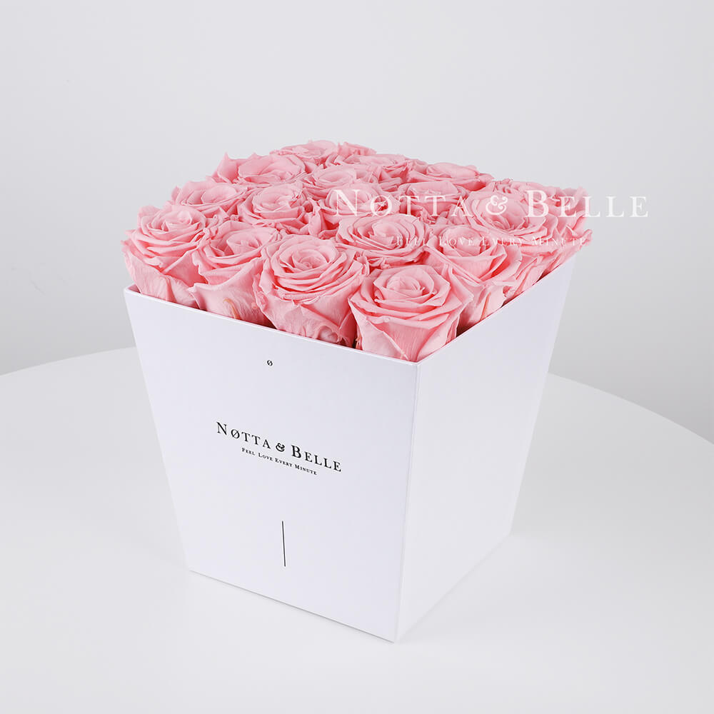 Ramo rosa «Forever» en una caja blanca - 17 piezas