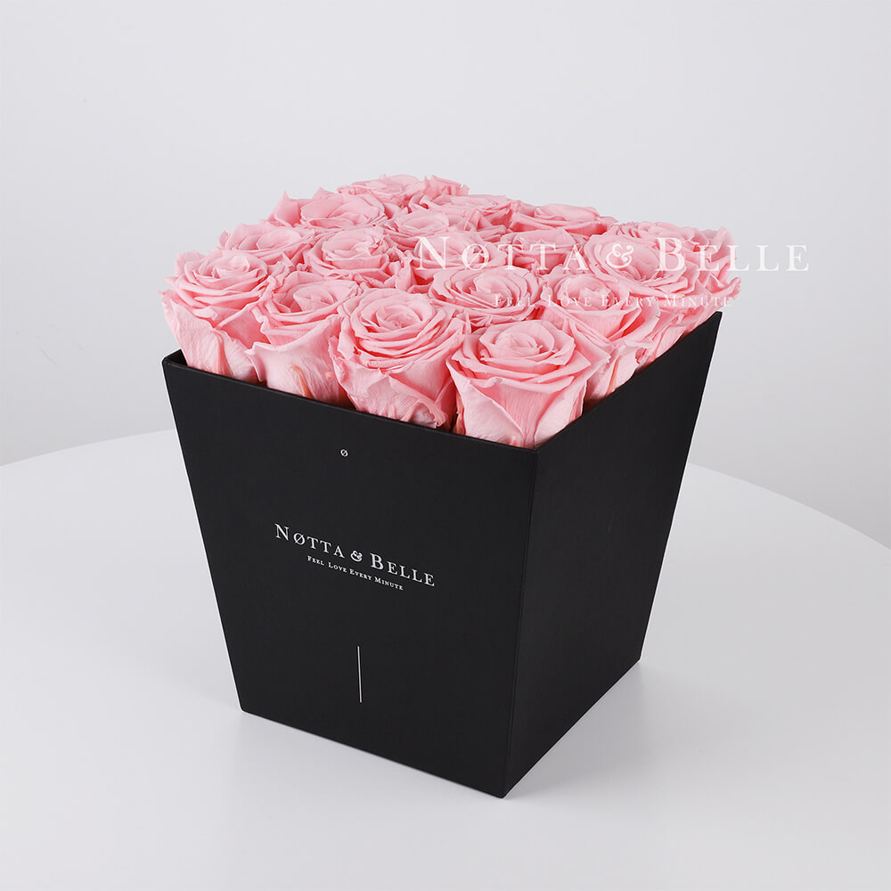Ramo rosa «Forever» en una caja negra - 17 piezas