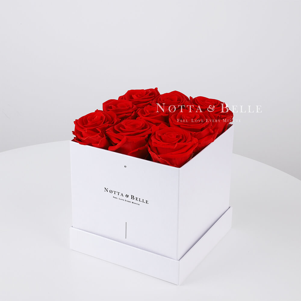 Ramo rojo «Romantic» en una caja blanca - 9 piezas