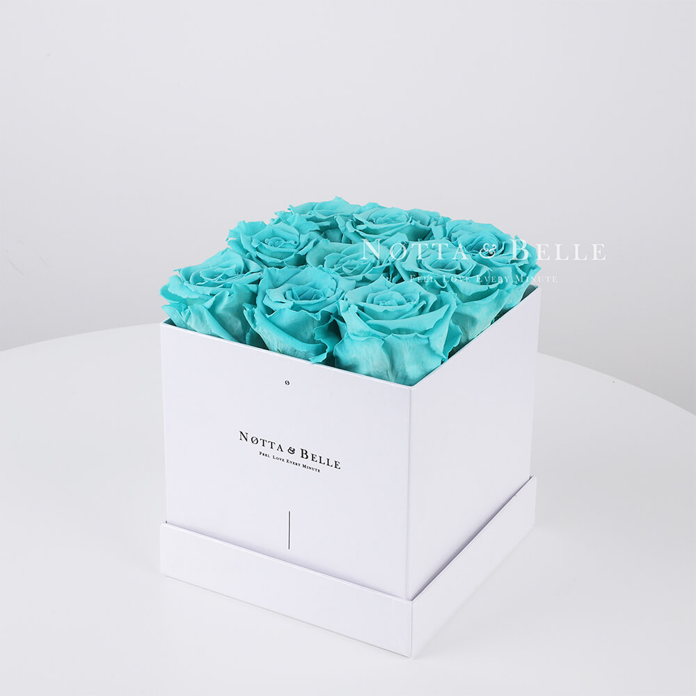Ramo turquesa «Romantic» en una caja blanca - 9 piezas