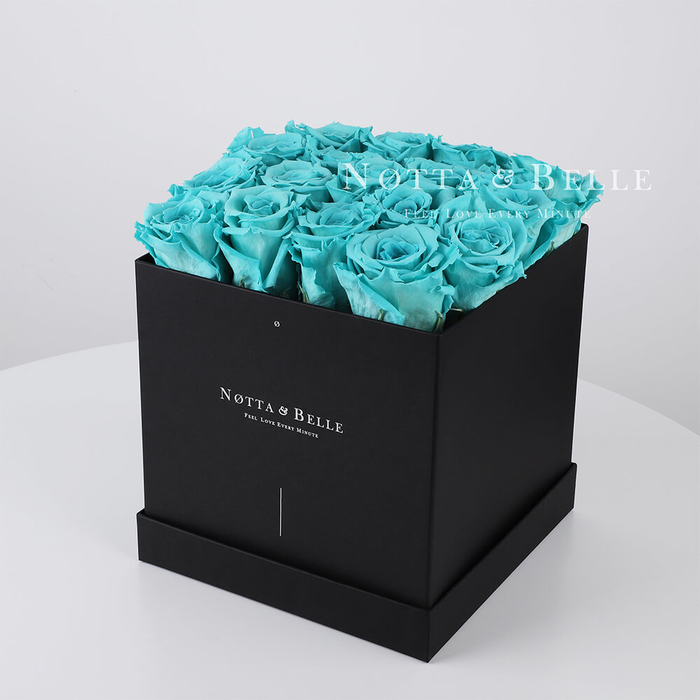Ramo turquesa «Romantic» en una caja negra - 17 piezas
