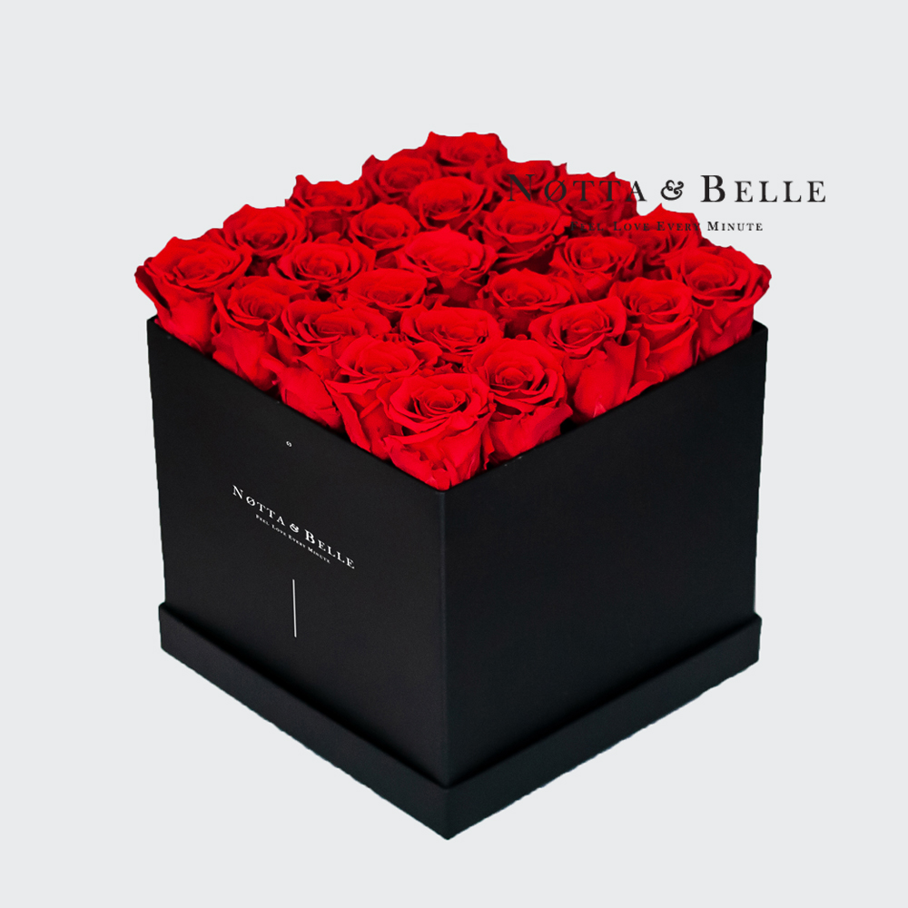 Ramo rojo «Romantic» en una caja negra - 25 piezas
