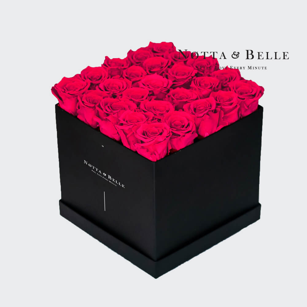 Ramo de color rosa brillante «Romantic» en una caja negra - 25 piezas
