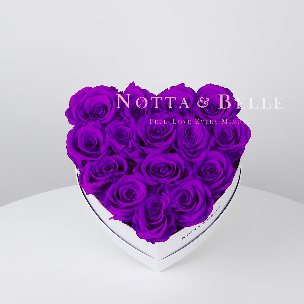 Ramo de color violeta «Love» en una caja blanca - 15 piezas