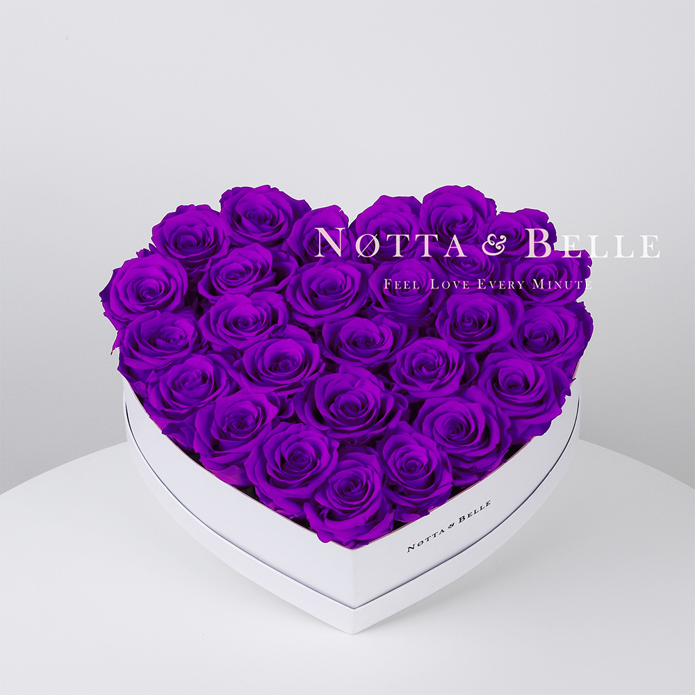 Ramo de color violeta «Love» en una caja blanca - 27 piezas