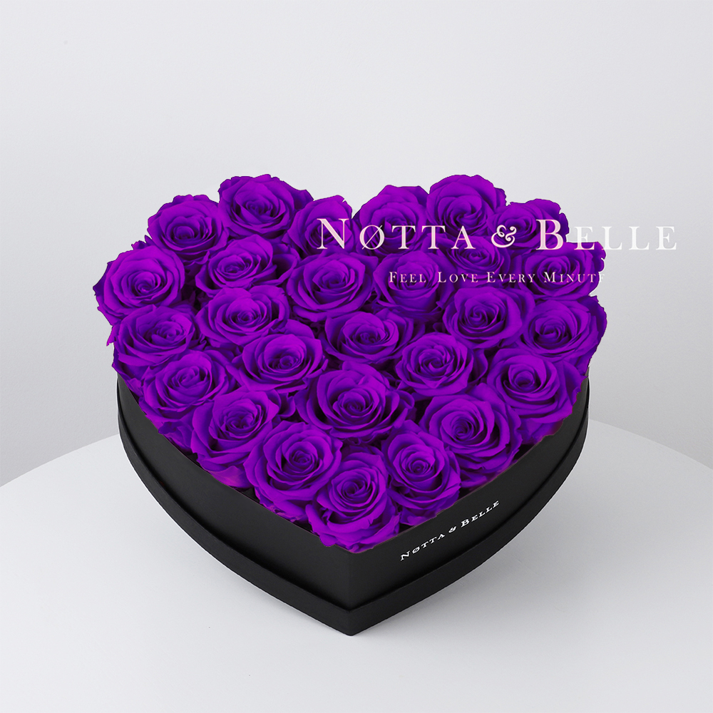 Ramo de color violeta «Love» en una caja negra - 27 piezas