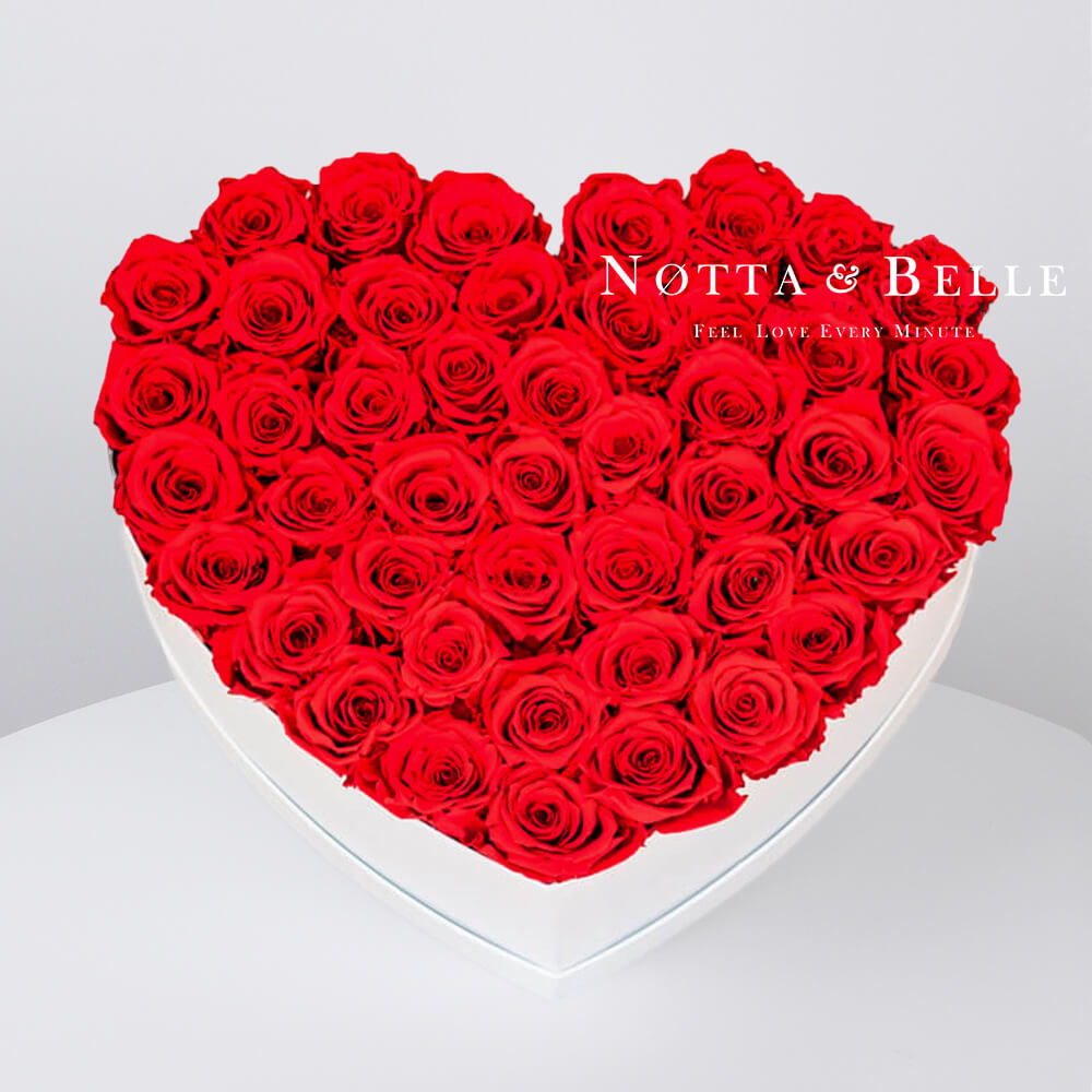 Ramo rojo «Love» en una caja blanca - 35 piezas