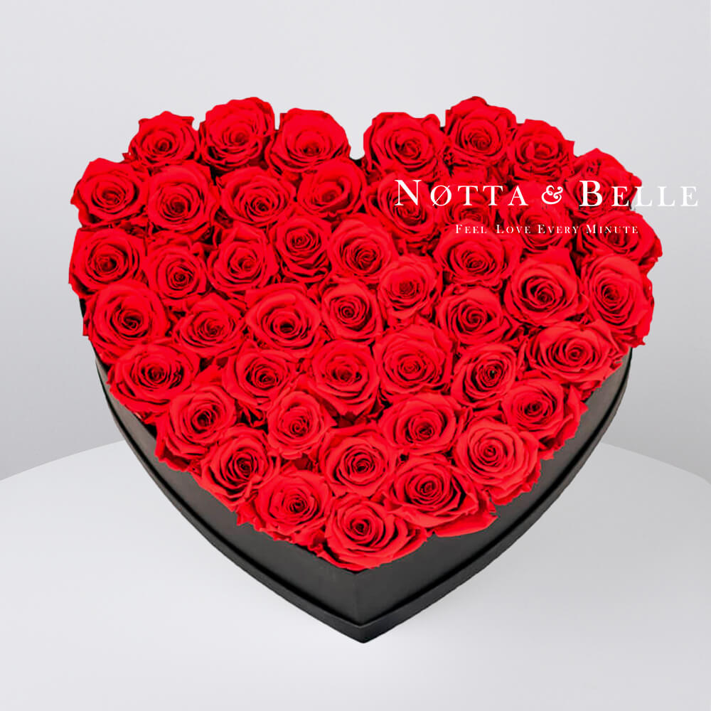 Ramo rojo «Love» en una caja negra - 35 piezas