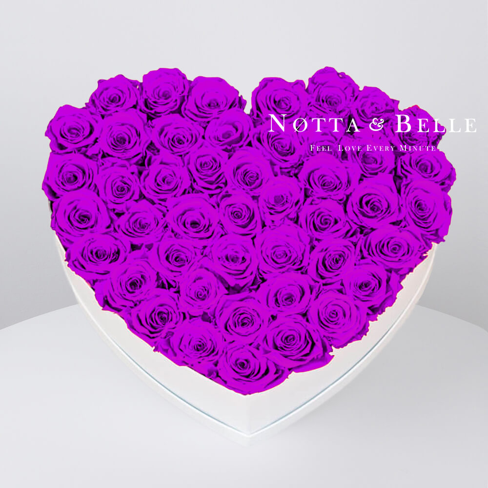 Ramo de color violeta «Love» en una caja blanca - 35 piezas