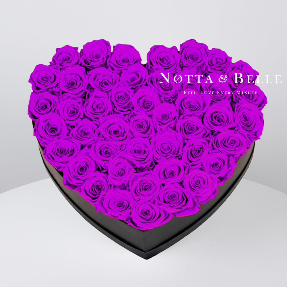Ramo de color violeta «Love» en una caja negra - 35 piezas