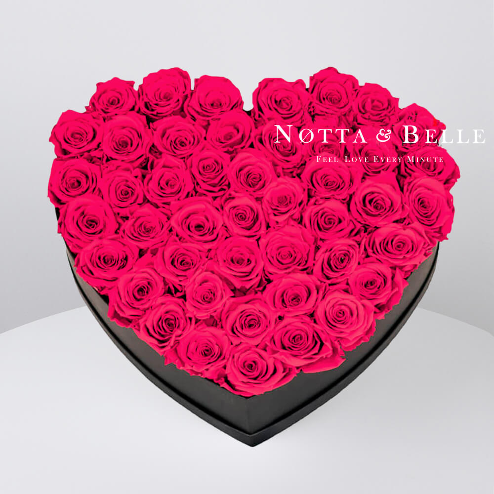 Ramo de color rosa brillante «Love» en una caja negra - 35 piezas
