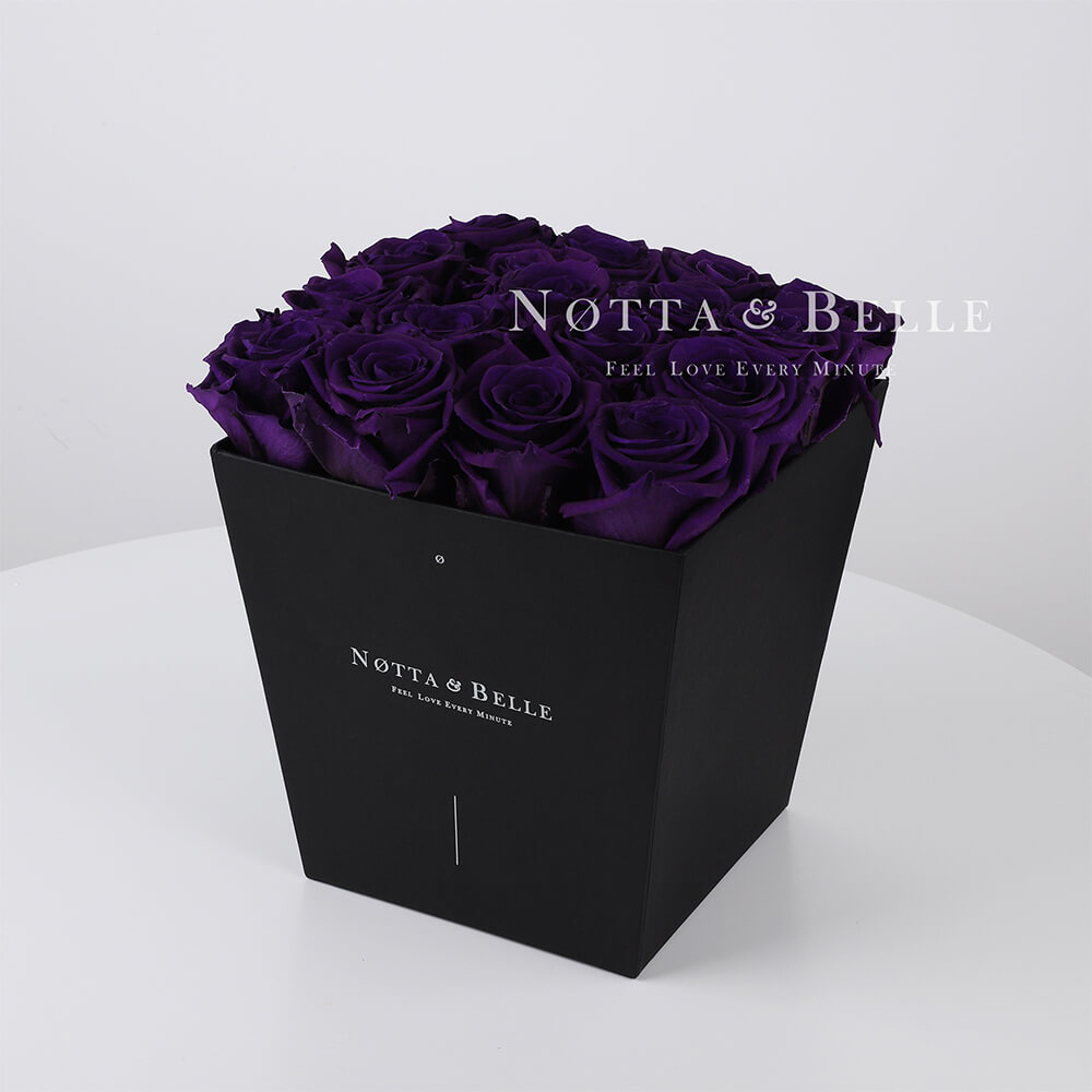 Ramo de color violeta «Forever» en una caja negra - 17 piezas