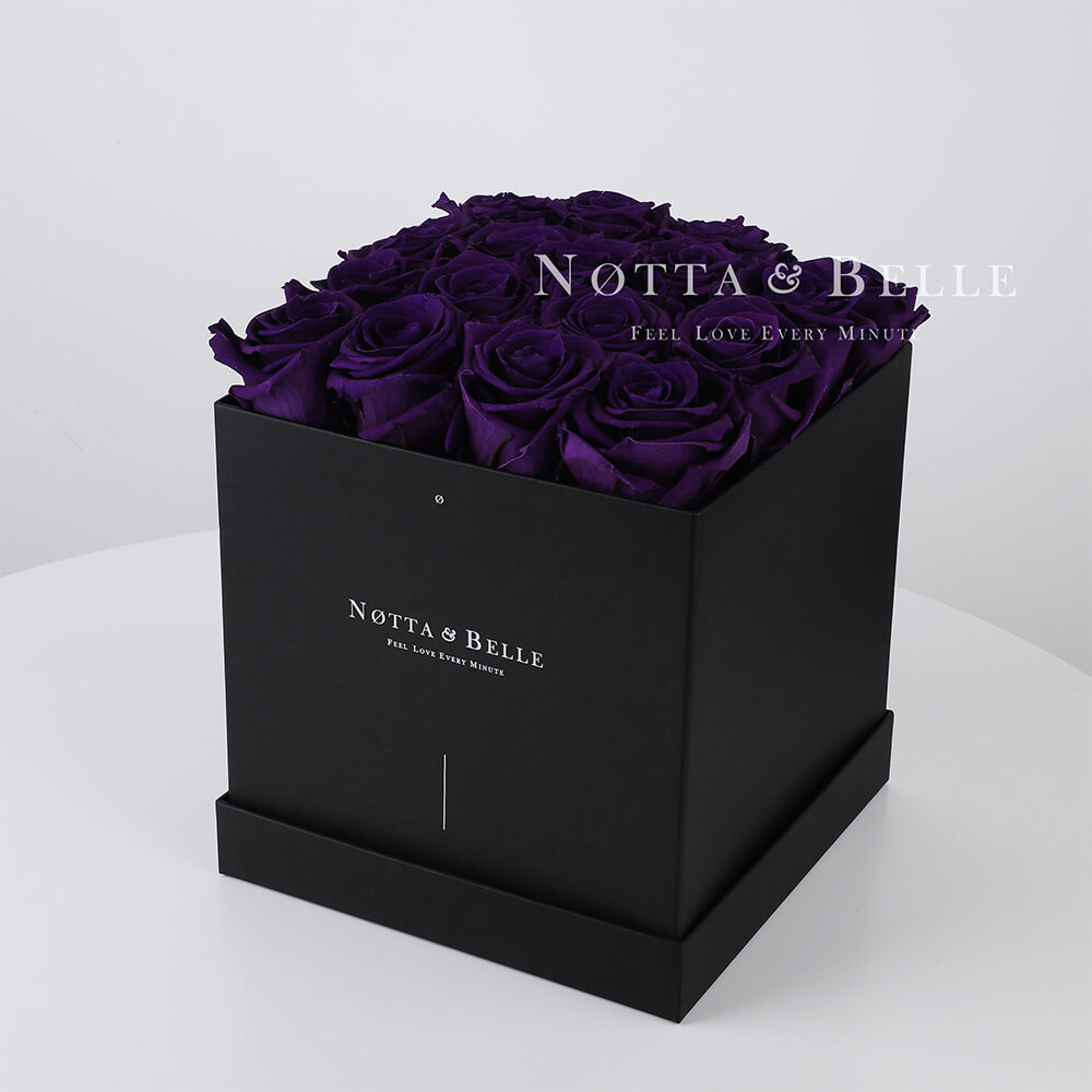 Ramo de color violeta «Romantic» en una caja negra - 17 piezas