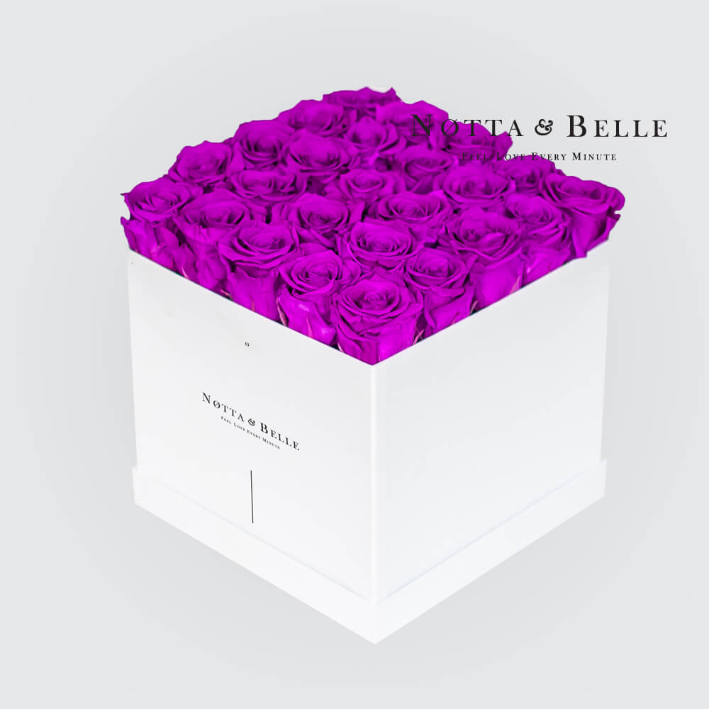Ramo de color violeta «Romantic» en una caja blanca - 25 piezas