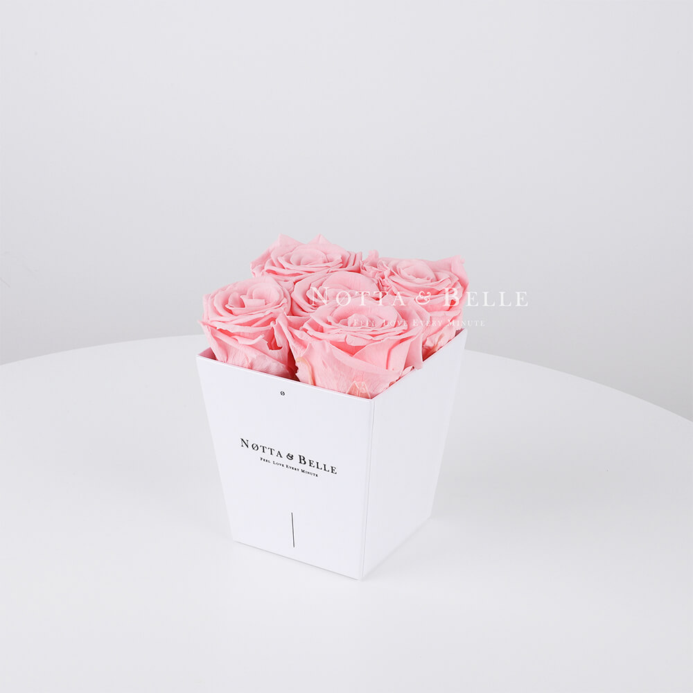 Ramo rosa «Forever» en una caja blanca - 5 piezas