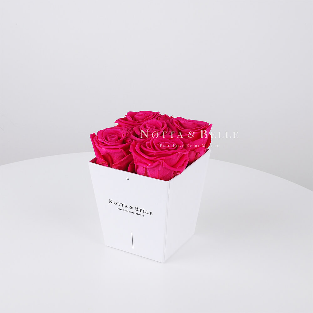 Ramo de color rosa brillante «Forever» en una caja blanca - 5 piezas