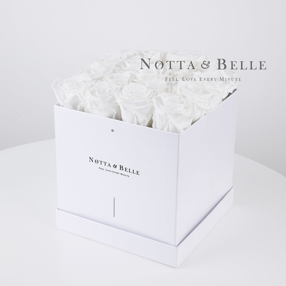 Ramo blanca «Romantic» en una caja blanca - 17 piezas