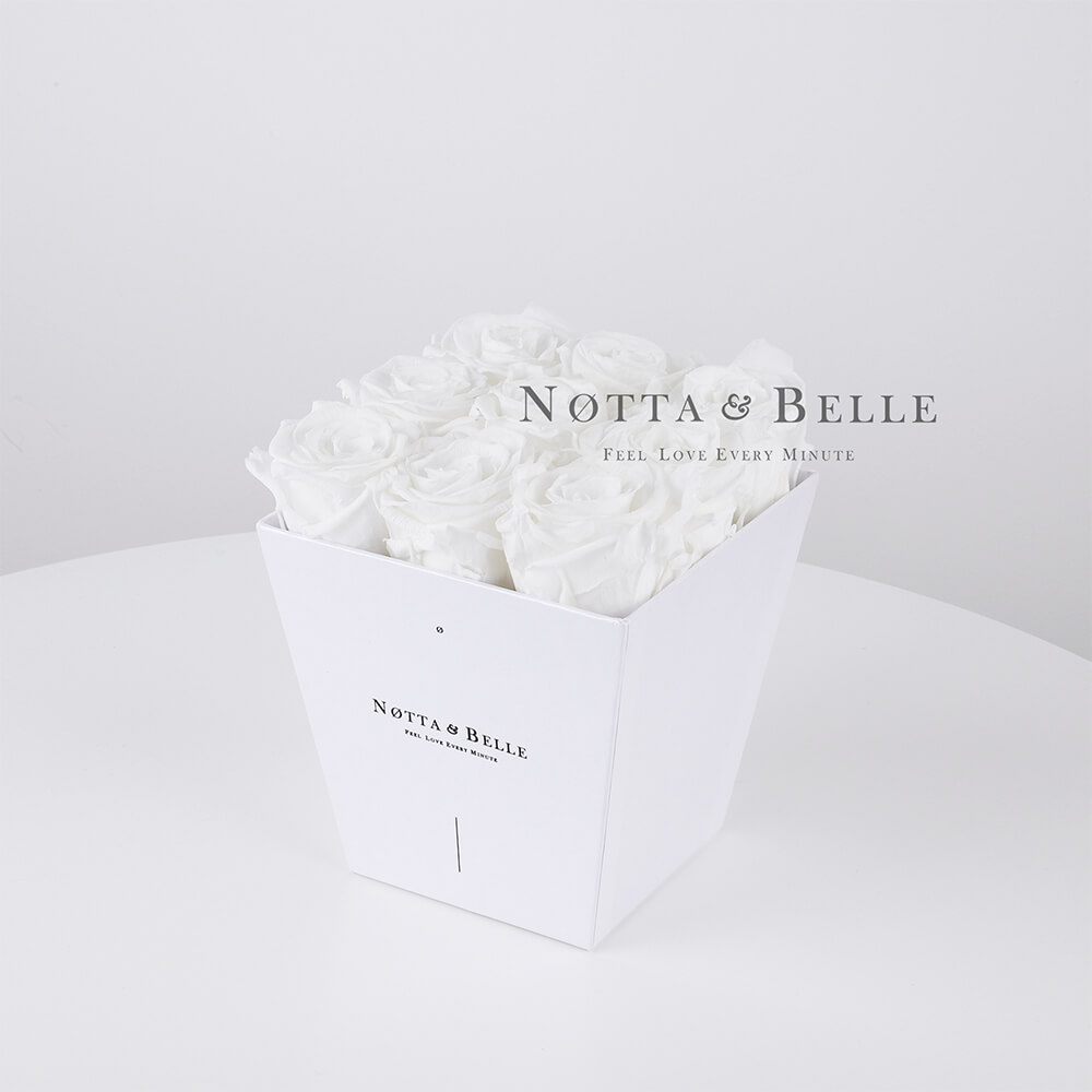 Bílá kytice «Forever» v bílé krabičce - 9 ks