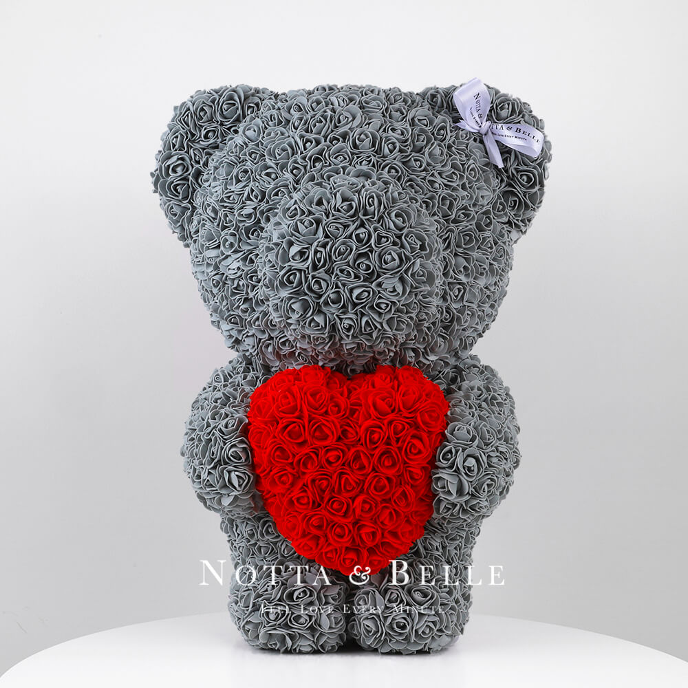 Oso de rosas grises con un corazón rojas– 55cm